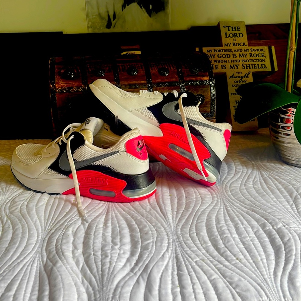 Beautiful fairly used Nike Air max.